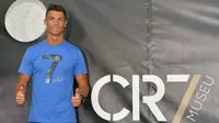 Cristiano Ronaldo saat berkunjung ke Museum CR7 di Funchal, Madeira, Portugal (23/7). Museum tersebut berisi perjalanan karier Ronaldo selama bertahun-tahun menggeluti dunia lapangan hijau. (AFP PHOTO/Helder Santos)