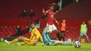 Pemain Manchester United Marcus Rashford (atas) mencetak gol ke gawang Liverpool pada pertandingan Liga Inggris di Stadion Old Trafford, Manchester, Inggris, Kamis (13/5/2021). Liverpool melumat Manchester United 4-2. (AP Photo/Dave Thompson, Pool)