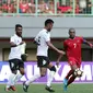 Aksi striker timnas Indonesia, Boaz Solossa saat menghadapi Fiji pada uji coba di Stadion Patriot Chandrabhaga, Bekasi, Sabtu (2/9/2017). Duel itu berakhir dengan skor 0-0. (Liputan6.com/Helmi Fithriansyah)