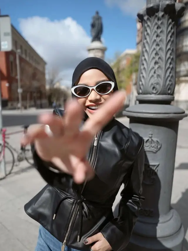 6 Gaya Edgy Aurel Hermansyah Saat Liburan di Madrid, Hijab Look-nya Bikin Kagum!