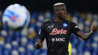 Victor Osimhen berstatus sebagai pemain Afrika termahal dalam sejarah sejak didatangkan ke Napoli dengan harga 70 juta euro. Ia telah menunjukkan kualitasnya sebagai striker yang bonafide di klubnya itu. Osimhen menjadi opsi yang menarik untuk menggantikan Aubameyang. (AFP/Filippo Monteforte)