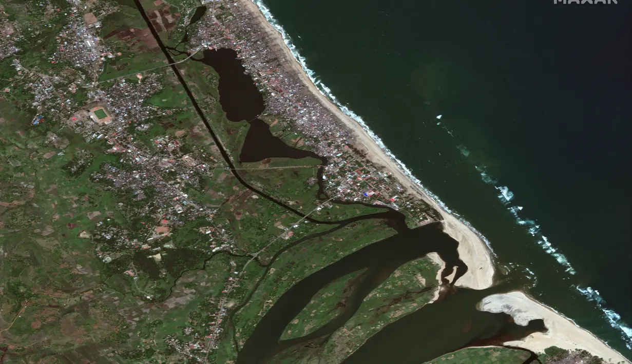 Foto satelit menunjukkan pemandangan umum Mananjary, Madagaskar setelah Topan Batsirai, pada Rabu, 7 Februari 2022. Topan Batsirai menghantam kawasan Madagaskar, MInggu (6/2/2022) malam. (Satellite image ©2022 Maxar Technologies / AFP)