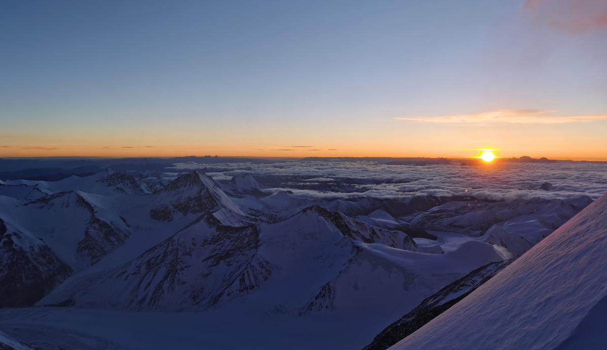 Foto yang diabadikan menggunakan ponsel ini menunjukkan pemandangan di Gunung Qomolangma pada ketinggian 7.028 meter pada 12 Mei 2020. (Xinhua/Penpa)