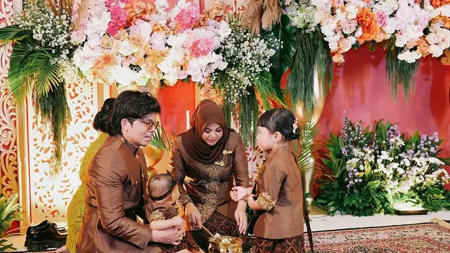 8 Potret Tedak Siten Azura Anak Atta dan Aurel Hermansyah, Dihadiri Keluarga Besar