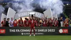 Pemain Liverpool Jordan Henderson mengangkat trofi setelah memenangkan pertandingan sepak bola FA Community Shield melawan Manchester City di King Power Stadium, Leicester, Inggris, 30 Juli 2022. Liverpool sukses meraih trofi Communiy Shield usai mengalahkan Manchester City dengan skor 3-1. (AP Photo/Leila Coker)