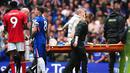 Pemain Chelsea, Jesse Derry ditandu keluar usai cedera usai bebenturan dengan pemain Nottingham Forest pada laga pekan ke-35 Premier League di Stamford Bridge, Senin (4/5/2026). (AP Photo/John Walton)