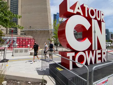 Sejumlah pengunjung yang mengenakan masker mengunjungi CN Tower di Toronto, Kanada, pada 15 Juli 2020. Setelah ditutup akibat pandemi COVID-19, CN Tower dibuka kembali untuk umum mulai Rabu (15/7), dengan pengunjung diwajibkan mengenakan masker atau penutup wajah di dalam menara . (Xinhua/Zou Zheng)