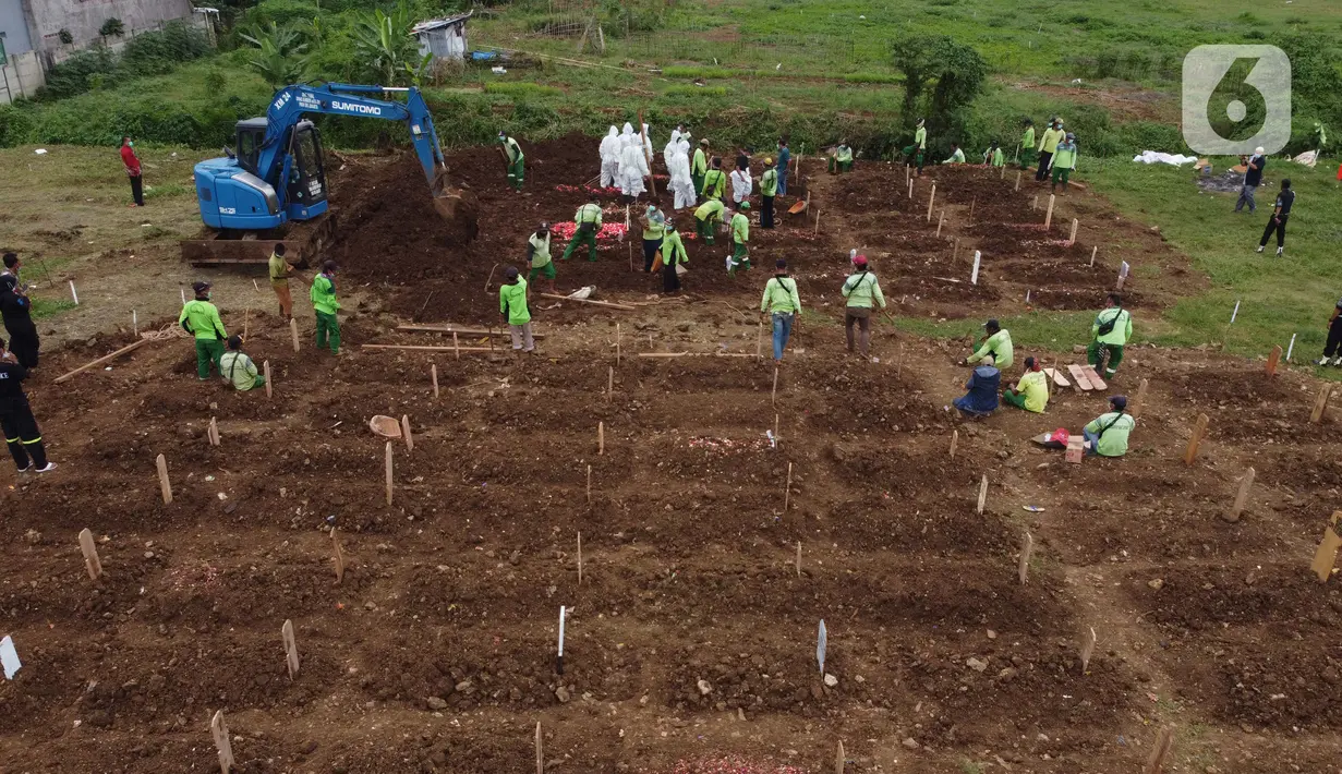 Foto udara memperlihatkan suasana pemakaman jenazah dengan protokol COVID-19 di area khusus TPU Srengseng Sawah, Jagakarsa, Jakarta, Kamis (14/1/2021). TPU Srengseng Sawah mulai menerima pemakaman jenazah dengan protokol COVID-19 sejak Selasa (12/1) lalu. (Liputan6.com/Helmi Fithriansyah)