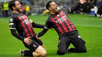 Pemain AC Milan, Ismael Bennacer (kanan) merayakan gol ke gawang Napoli pada leg pertama perempat final Liga Champions 2022/2023 di San Siro, Kamis (13/4/2023). (AP/Luca Bruno)