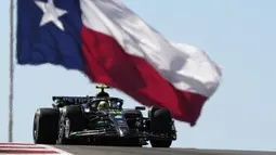 Pembalap Mercedes, Lewis Hamilton saat Formula 1 GP Amerika Serikat 2023 yang berlangsung di Circuit of The Americas, Senin (23/10/2023) dini hari WIB. Posisi runner up Hamilton harus dicabut setelah didiskualifikasi oleh FIA. Hal tersebut membuat posisinya digantikan oleh Lando Norris. (AP Photo/Eric Gay)