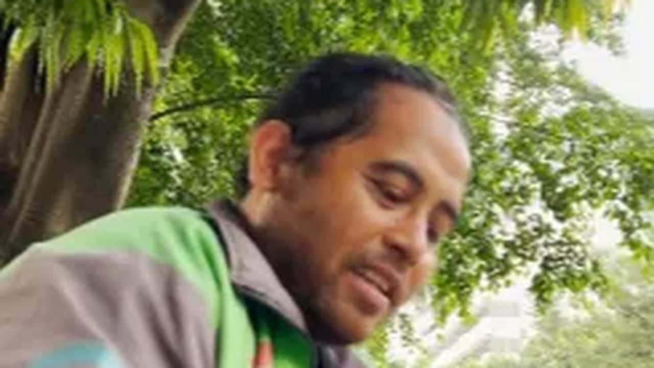 "Ya sudah ini makanan buat anaknya juga gak apa-apa, dibawa pulang aja pak," kata wanita ini memberikan kotak makan miliknya kepada driver ojol tersebut.<br>