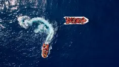 Pemandangan saat LSM Proactiva Open Arms Spanyol menyelamatkan pengungsi dan imigran di utara pantai Libya, Minggu (6/5). Sebanyak 105 pengungsi dan imigran berhasil diselamatkan. (AP Photo/Felipe Dana)