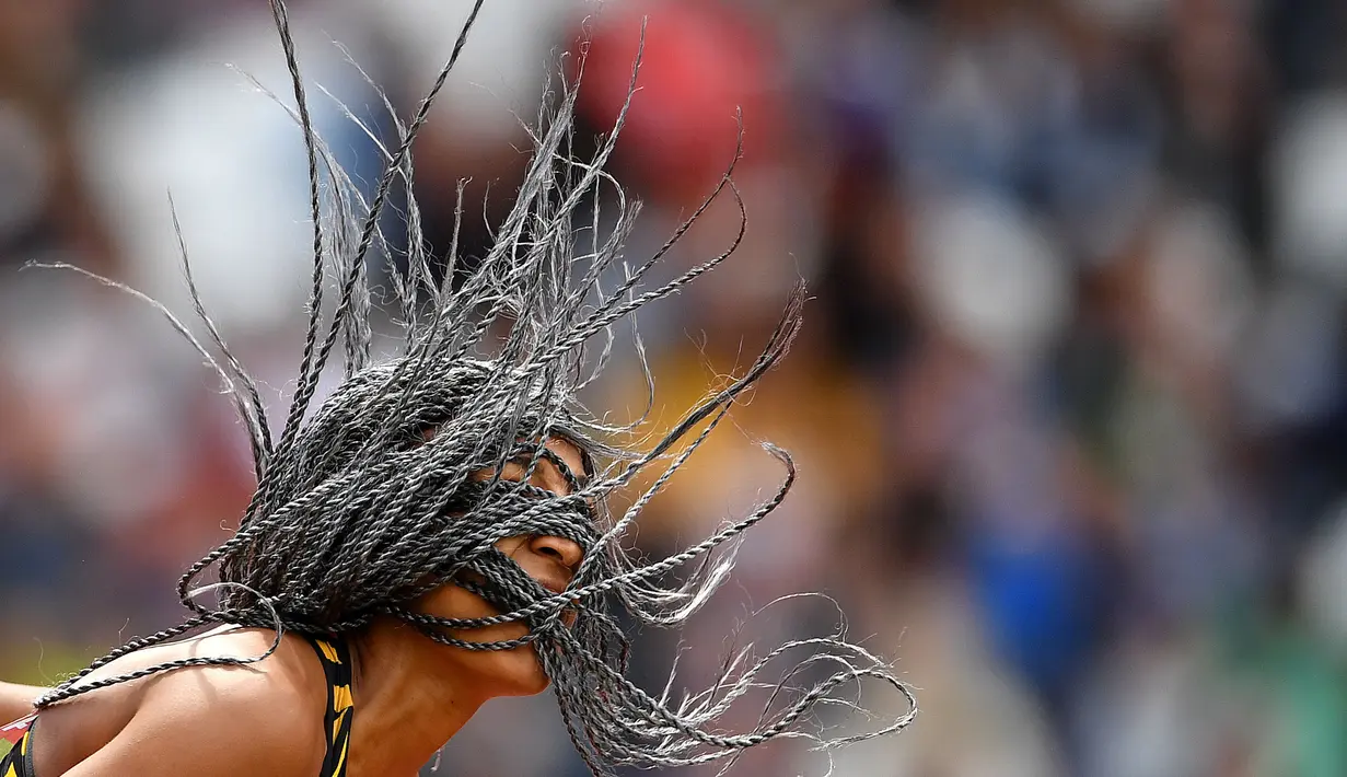Rambut atlet Belgia, Nafissatou Thiam yang unik saat mengikuti cabang lempat lembing pada kejuaraan IAAF World Championships 2017 di London Stadium (6/8//2017). (AFP/Andrej Isakovic)