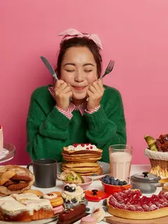 Emotional eating adalah kondisi ketika emosi mengendalikan nafsu makan, bukan rasa lapar yang sebenarnya. [Dok/freepik.com/wayhomestudio]
