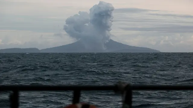 Suasana Evakuasi Warga Pulau Sebuku di Perairan Selat Sunda