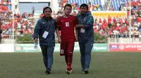 Momen saat pelatih Indra Sjafri menenangkan gelandang timnas Indonesia U-19, Egy Maulana Vikri. Indonesia gagal ke final Piala AFF U-18 2017 setelah kalah 2-3 dalam adu penalti dari Thailand. (Liputan6.com/Yoppy Renato)