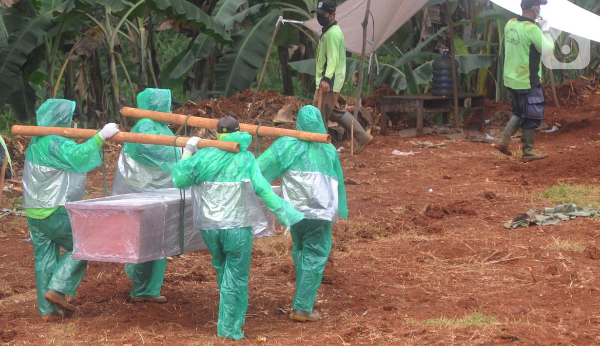 Petugas membawa jenazah korban COVID-19 yang akan dimakamkan di TPU Pondok Ranggon, Jakarta Timur, Rabu (1/4/2020). Hari ini di TPU Pondok Ranggon hingga menjelang sore hari tercatat sembilan belas jenazah dimakamkan baik yang berstatus ODP, PDP maupun postif COVID-19. (merdeka.com/Arie Basuki)