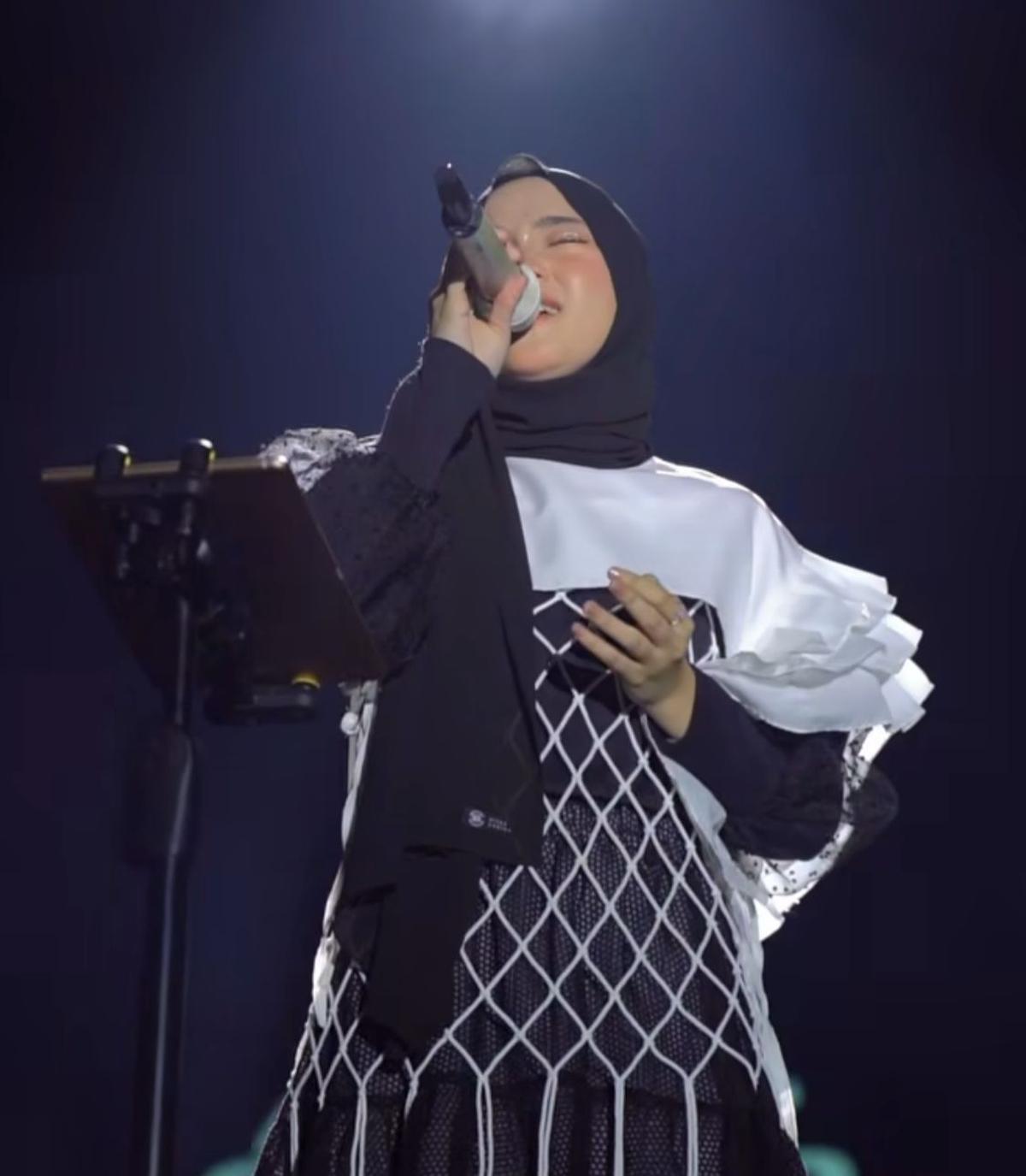 Viral! Momen Haru, Nissa Sabyan Menangis Saat Nyanyikan Lagu Tentang Taubat di Panggung