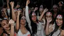 Aksi perempuan cantik saat meramaikan jalannya sidang praperadilan yang diajukan Komjen Pol Budi Gunawan di PN Jakarta Selatan, Senin (9/2/2015). (Liputan6.com/Johan Tallo)