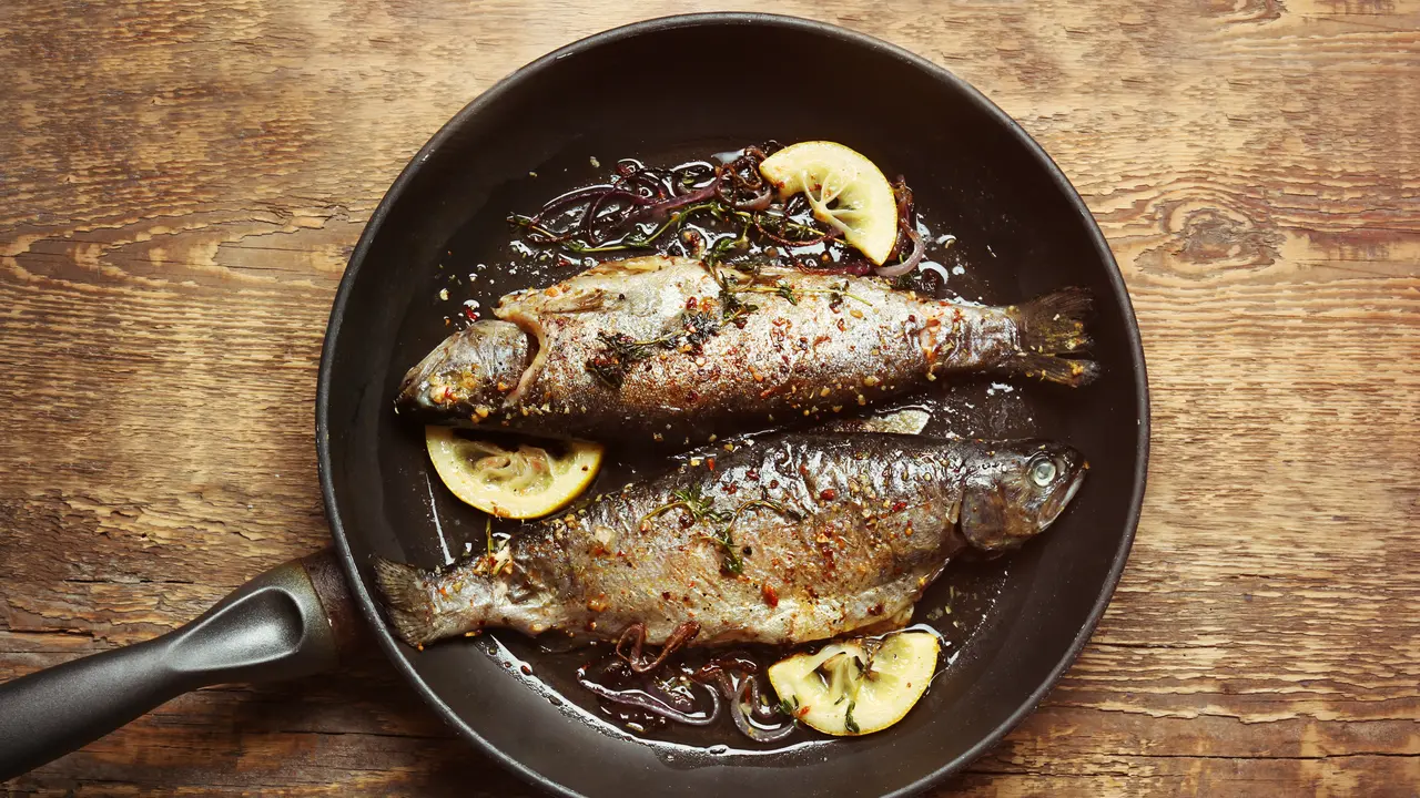 menggoreng ikan