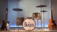 Instrumen musik yang digunakan oleh anggota The Beatles ditampilkan pada pameran Play It Loud: Instruments of Rock & Roll di Metropolitan Museum of Art di New York, 1 April 2019. Koleksi instrumen di pameran ini punya rentang usia dari 1939 hingga 2017. (AP/Seth Wenig)