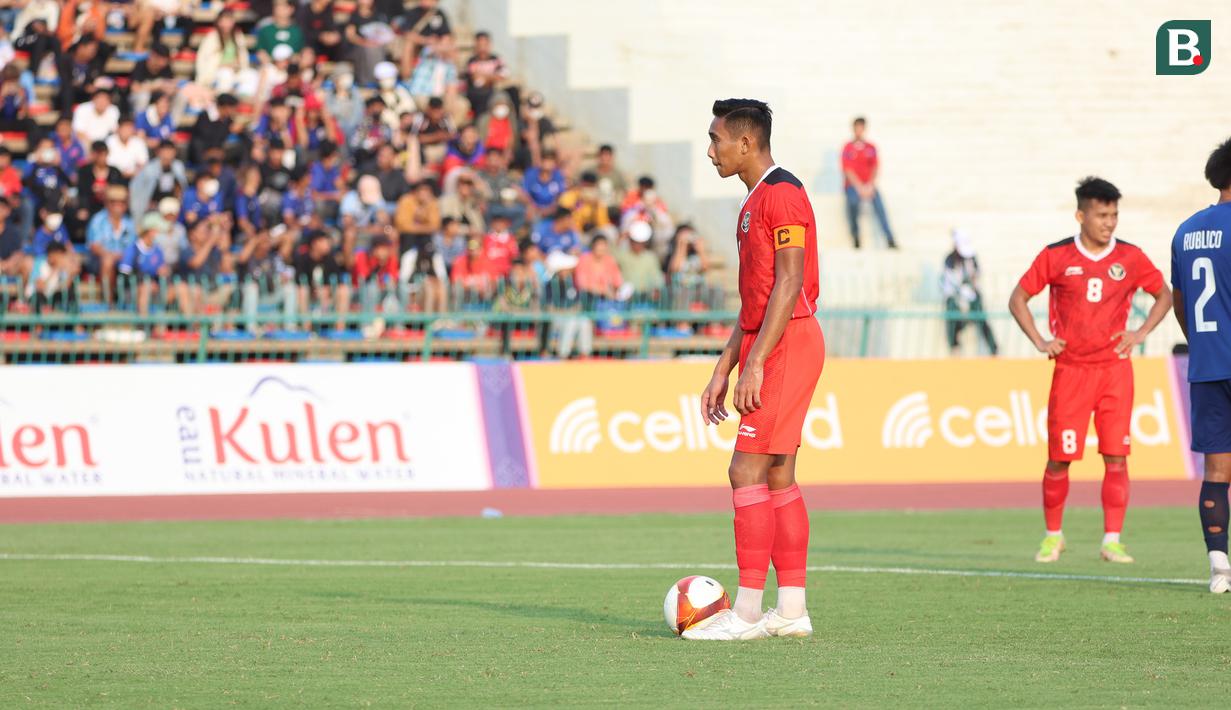 <p>Kapten Timnas Indonesia U-22, Rizky Ridho Ramadhani bersiap melakukan eksekusi penalti ke gawang Filipina pada laga pertama Grup A SEA Games 2023 di Olympic Stadium, Phnom Penh, Kamboja, Sabtu (29/4/2023). (Bola.com/Abdul Aziz)</p>