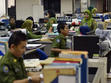 PNS kembali berdinas di masing-masing instansinya pada hari pertama kerja usai libur nasional dan cuti bersama Hari Raya Idul Fitri 1435 H, (4/8/2014). (ANTARA FOTO/Widodo S. Jusuf)