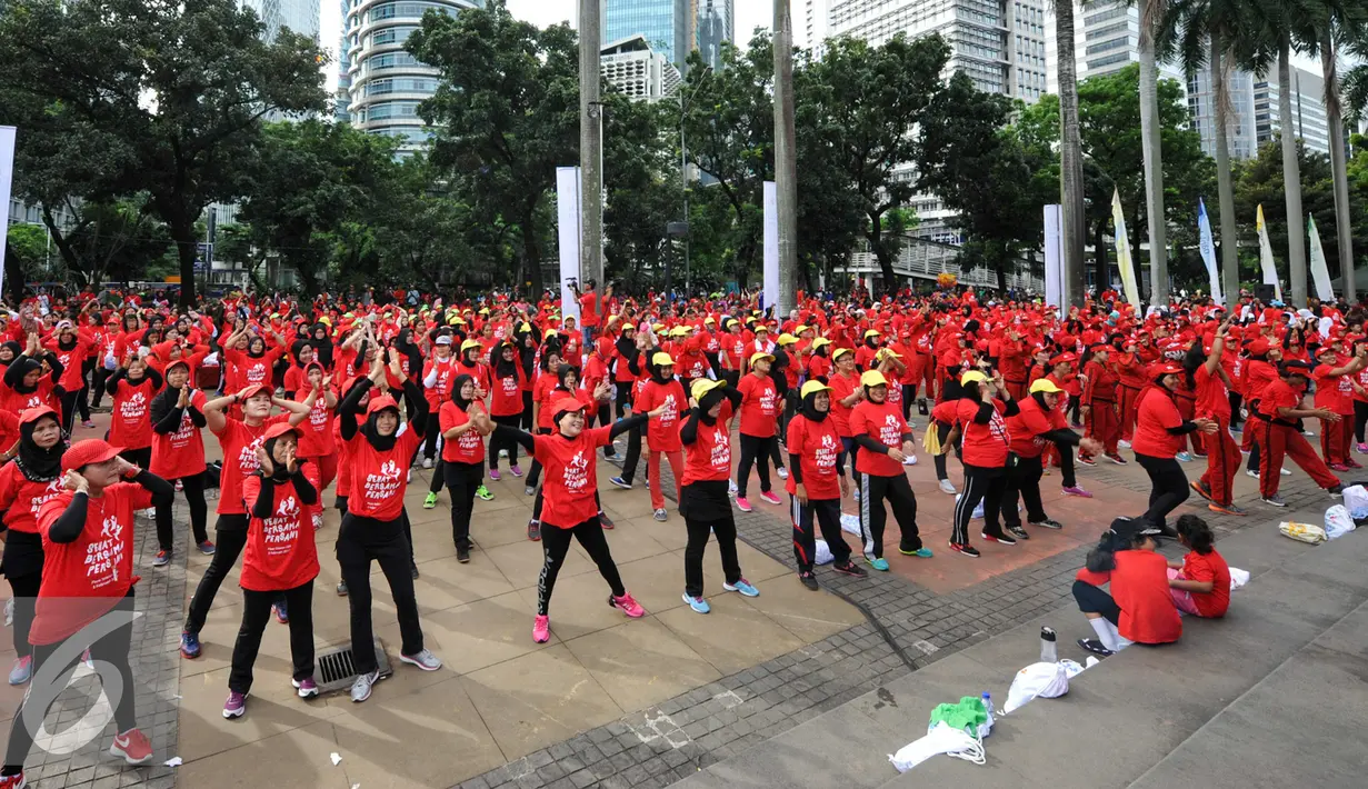 Peserta saat mengikuti senam bersama yang digelar Persani di Plaza Selatan Gelora Bung Karno (GBK), Minggu (5/2). Acara ini diisi dengan kegiatan senam kolosal yang dihadiri 1.500 peserta dari berbagai klub senam di Indonesia. (Liputan6.com/Yoppy Renato)