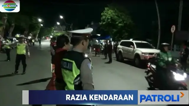 Selain memeriksa kelengkapan doukmen kendaraan seperti STNK dan SIM, polisi juga memeriksa barang bawaan pengendara kendaraan.