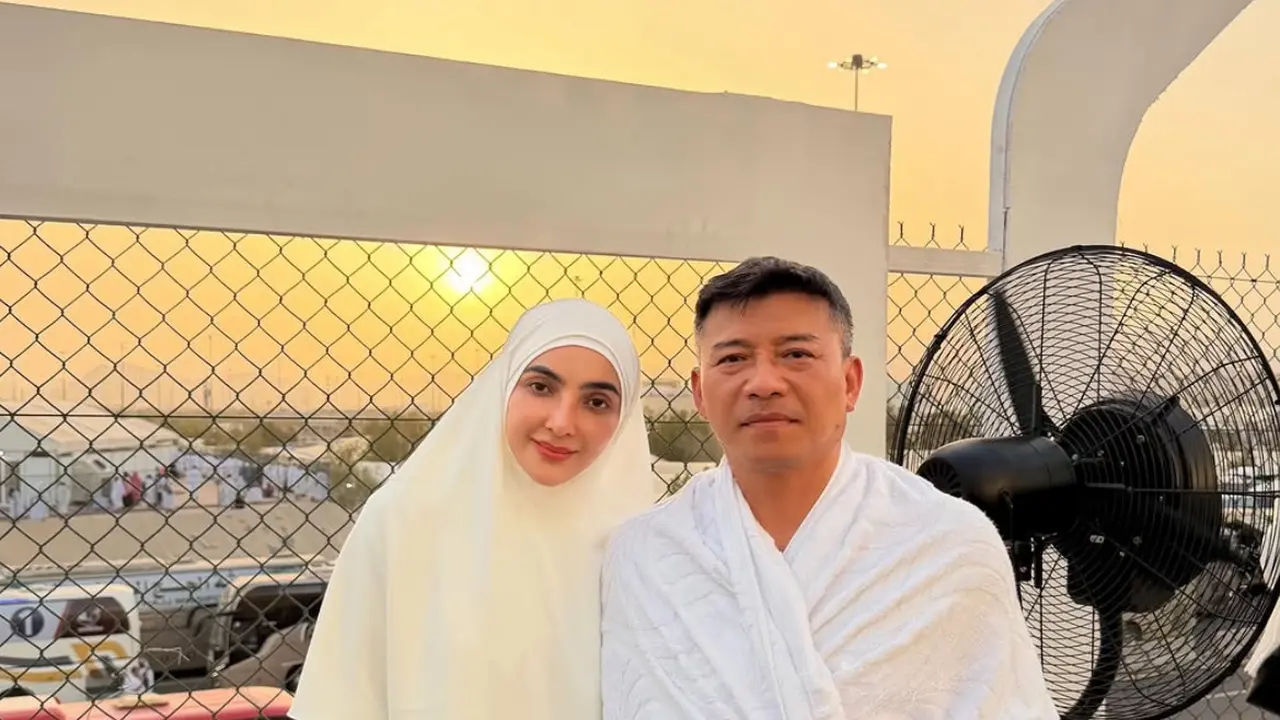 Ashanty saat Puncak Ibadah Haji bersama Anang Hermansyah. [@ashanty_ash]