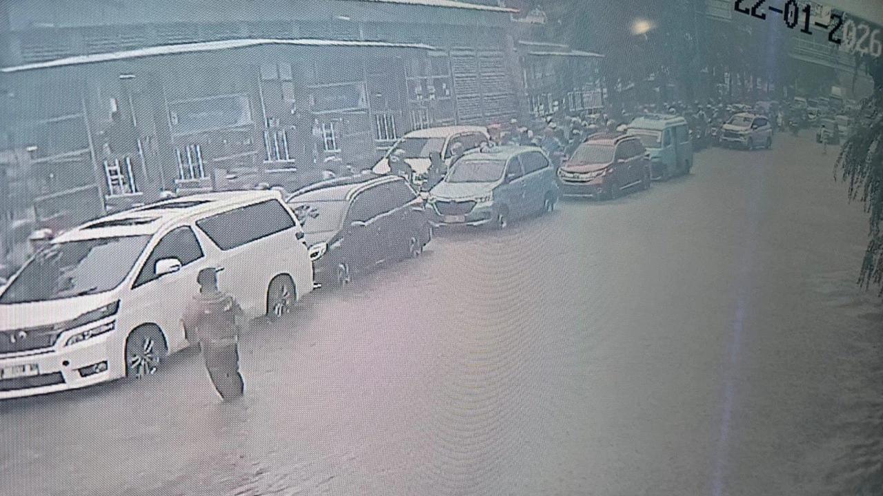 Banjir Rendam Jalan DI Pandjaitan Jaktim, Lalu Lintas Macet Mengular hingga Cawang