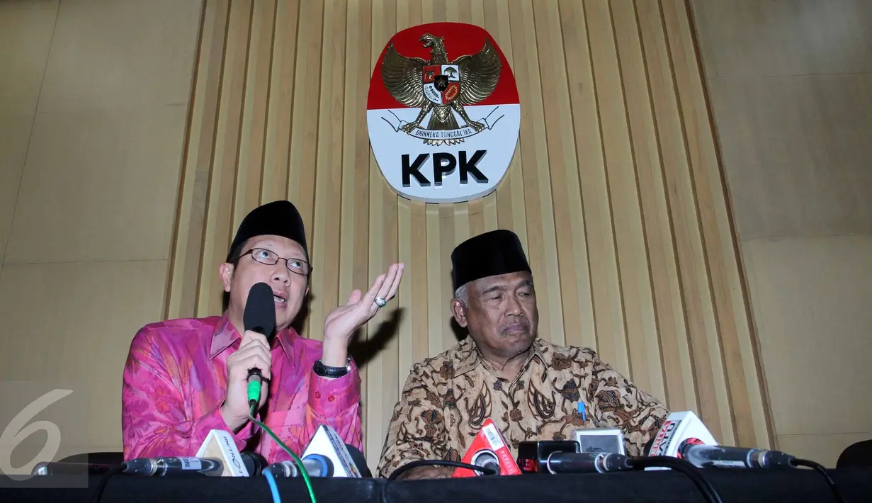 Menag Lukman Hakim Saifuddin (kiri) bersama Plt. Ketua KPK Taufiequrachman Ruki (kanan) memaparkan mekanisme penerapan pelaksanaan PP Nomor 48 Tahun 2014 di Gedung KPK, Jakarta, Kamis (25/6/15). (Liputan6.com/Helmi Afandi)