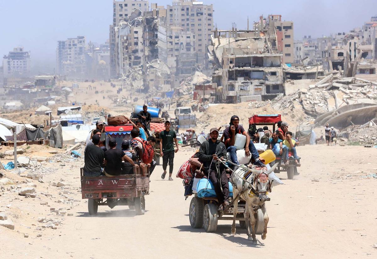 FOTO: Serangan Udara Israel Terus Berlangsung, Warga Mengungsi ke Arah Pantai Kota Gaza