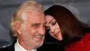 Aktris Monica Belluci berpose dengan aktor Prancis Jean Paul Belmondo saat menghadiri Lumieres Awards ke-23 di Institut du Monde Arabe" di Paris (5/2). 200 wartawan asing akan memilih film Prancis terbaik setiap tahun di Paris. (AP Photo / Francois Mori)