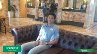 Pebalap Manor Racing asal Indonesia, Rio Haryanto, bersantai di lobi hotelnya di Melbourne, Australia, Selasa (15/3/2016). (Bola.com/Yus Mei Sawitri)