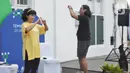 Teman tuli mengajak pengunjung untuk tampil menggunakan bahasa isyarat di Festival #IniJakarta2022, Kota Tua, Jakarta, Minggu (18/9/2022). Komunitas Tuli SilangHub mengajak pengunjung ngobrol bareng dan belajar bahasa isyarat dengan teman tuli.(Liputan6.com/Magang/Aida Nuralifa)
