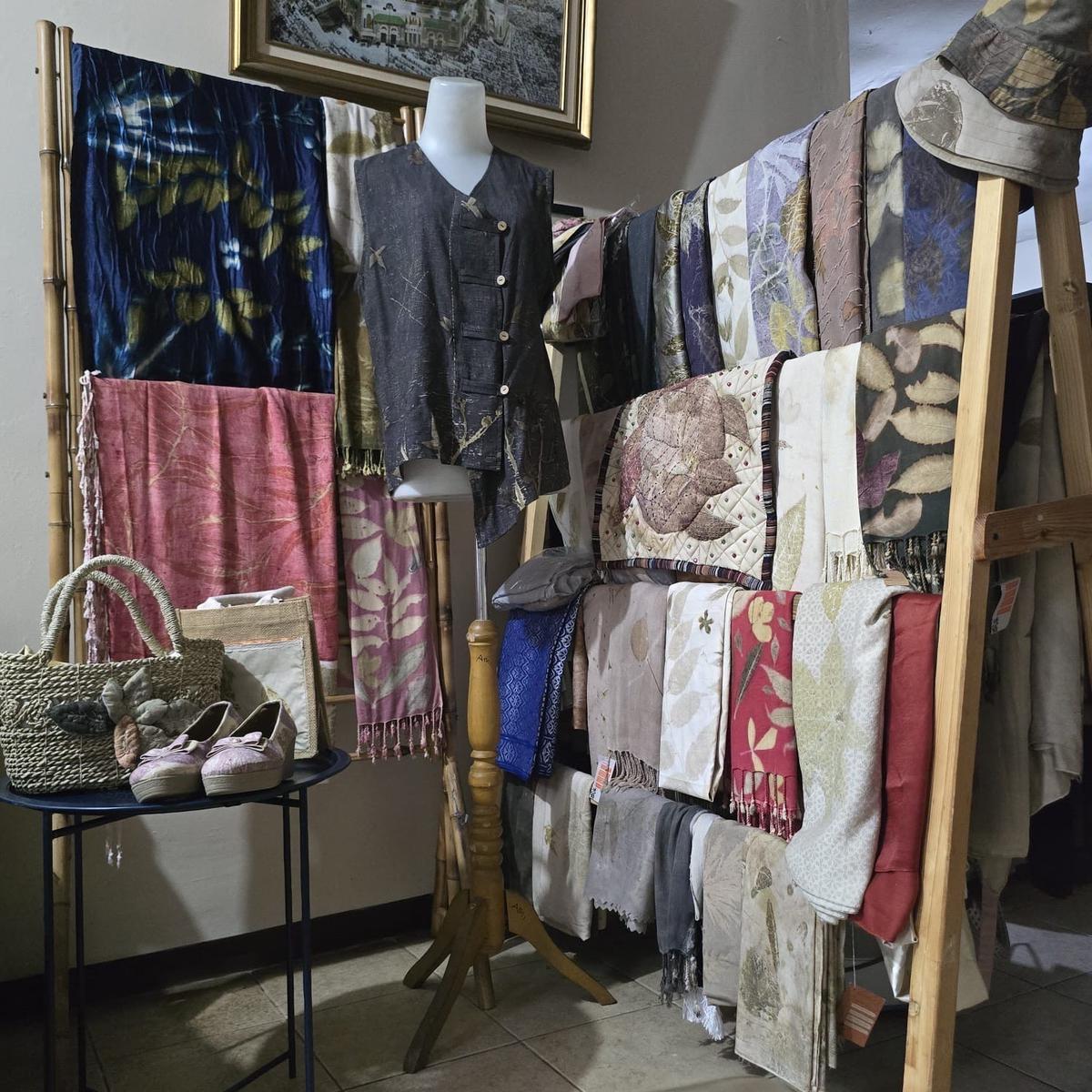 Qaniacraft Ecoprint, usaha milik Aminah Tri Astuti  yang mengusung konsep sustainable fashion semakin sukses berkat binaan BRI