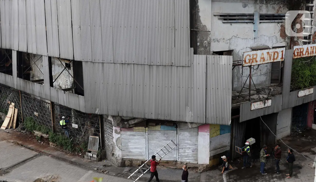 Kondisi bioskop Grand Theater yang hangus terbakar pada Kamis (8/10) kemarin, Jakarta, Jumat (9/10/2020). Unjuk rasa menentang disahkannya Omnibus Law UU Cipta Kerja berujung aksi anarkis merusak berbagai fasilitas umum pada Kamis malam (8/10). (Liputan6.com/Helmi Fithriansyah)