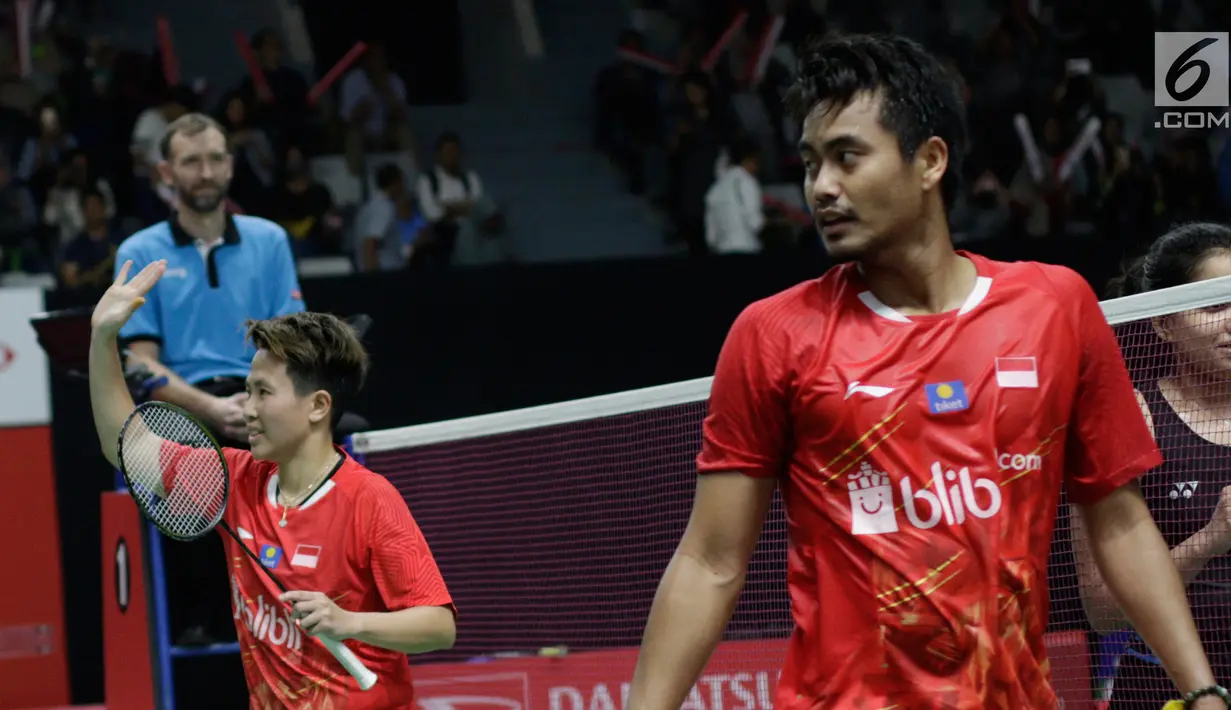 Pasangan Indonesia, Tontowi Ahmad/Lilyana Natsir saat melawan wakil India, Pranaav Jerry Chopra/Reddy N. Sikki pada Indonesia Masters 2019 di Istora Senayan, Jakarta, Selasa (22/1). Indonesia menang 21-15 21-15. (Bola.com/M Iqbal Ichsan)