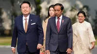 Yoon Suk Yeol dan Kim Keon Hee disambut Jokowi dan Iriana. (AP Photo/Achmad Ibrahim)