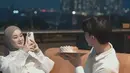Selain video, Rey juga memberikan kue ulang tahun mungil sebagai simbol cinta dan kebersamaan mereka. Dinda terlihat tersenyum bahagia saat menerima kue tersebut, yang diiringi dengan kehadiran Rey di sisinya. Momen sederhana ini memperlihatkan betapa dalamnya cinta Rey untuk Dinda. (Liputan6.com/IG/@dindahw)