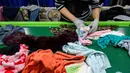 Industri fesyen global merupakan salah satu yang paling banyak menghasilkan polusi. (ANTHONY WALLACE/AFP)