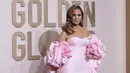 Jennifer Lopez mengikuti tren Barbiecore di Golden Globes 2024 pada Minggu malam. (Photo by Jordan Strauss/Invision/AP)