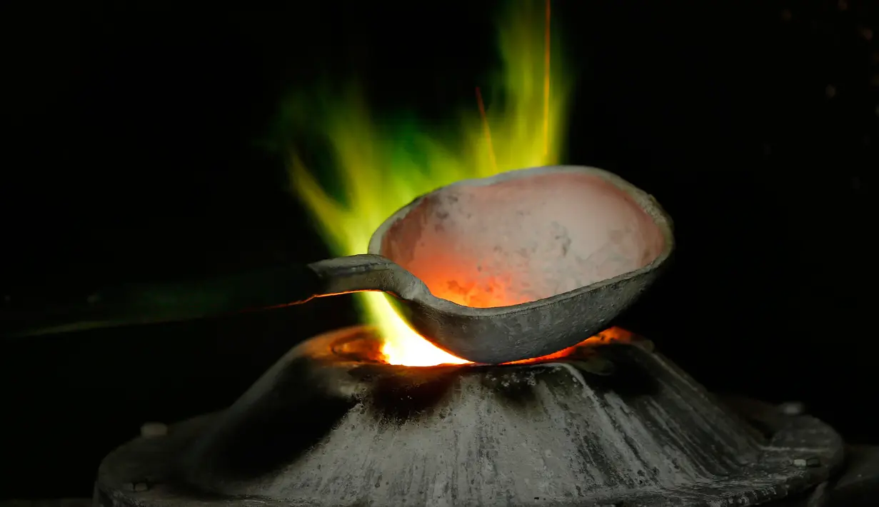  Lapisan perunggu dibakar di pabrik pembuatan besi  Blondeau, La Chaux - de - Fonds , Swiss, (21/1). Meskipun pelaksanaannya  menggunakan alat yang canggih, tetapi panitia tetap menggunakan lonceng tradisional. (REUTERS / Denis Balibouse)