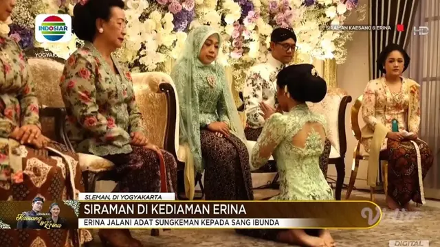 Erina Gudono sungkem dengan ibu sambil menangis