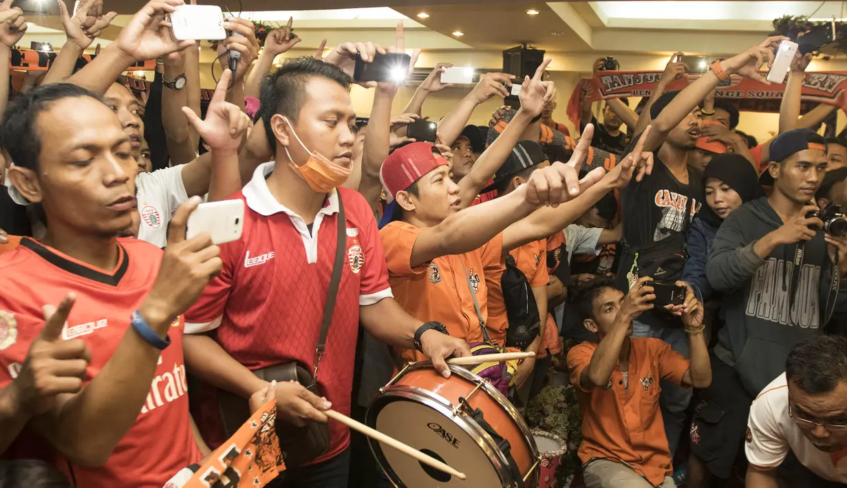 Para The Jakmania bernyanyi tanpa henti psaat nonton bareng di Hotel Royal Regal, Jakarta, Sabtu (28/11/2015). (Bola.com/Vitalis Yogi Trisna)