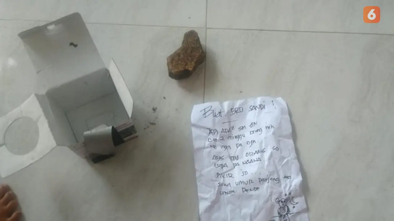Surat bertuliskan ancaman kepada salah satu aktivis Gorontalo (Arfandi Ibrahim/Liputan6.com)