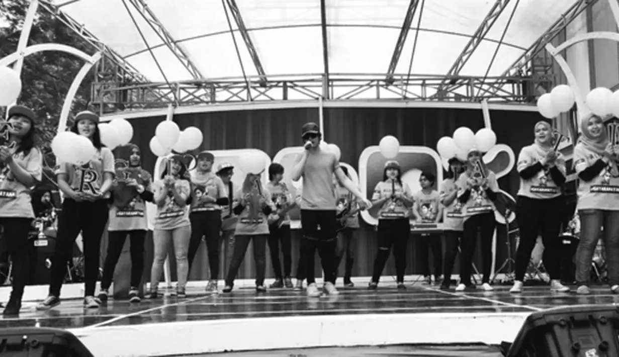 Selain unjuk bakat bermain drum, salah satu cara meriahkan ulang tahun Aliando adalah dengan menggelar kompetisi lip-sync, Dubbox, suara Aliando dan Prilly yang diikuti oleh tiga penggemar Aliando. (via instagram/@aliandooo)