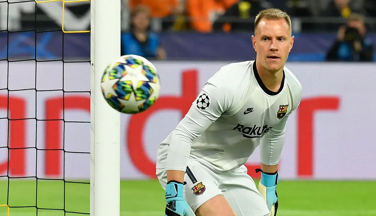 Marc-Andre ter Stegen. Kiper berusia 30 tahun ini tercatat hanya pernah membela dua klub sepanjang kariernya hingga kini. Salah satunya adalah tim kuat di Liga Spanyol, Barcelona yang telah dibelanya selama 9 musim sejak 2014/2015 usai meninggalkan klub pertamanya, Borussia Monchengladbach. Hingga kini ia telah tampil dalam 223 laga di La Liga Spanyol dengan  torehan 92 kali clean sheet dan kebobolan 203 gol. Ia juga tercatat telah mengoleksi 4 gelar juara La Liga dan 1 trofi Liga Champions hingga kini. (AFP/John MacDougall)