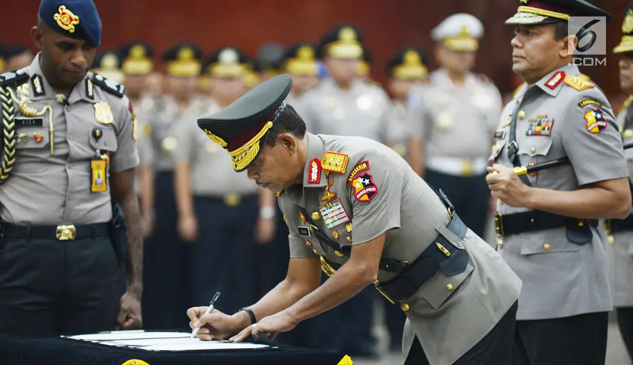Kabareskrim Irjen Pol Idham Azis menandatangani dokumen saat sertijab di Jakarta, Kamis (24/1). Idham Azis sebelumnya menjabat Kapolda Metro Jaya. (Merdeka.com/Imam Buhori)